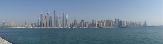 Blick von der Palme auf die Skyline der Dubai Marina