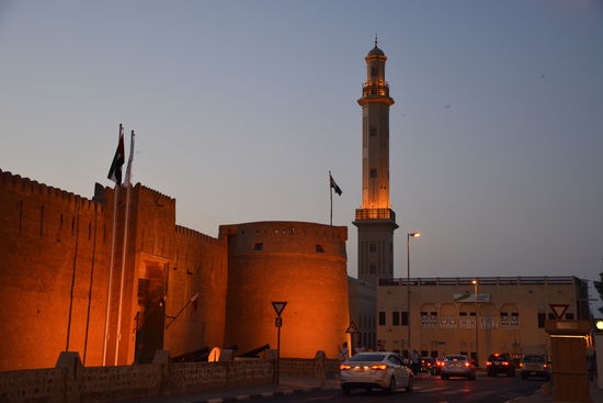 Links im Bild sieht man das Dubai Museum