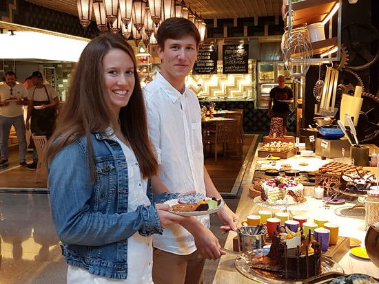 Clara und Moritz vor dem Dessert Buffet