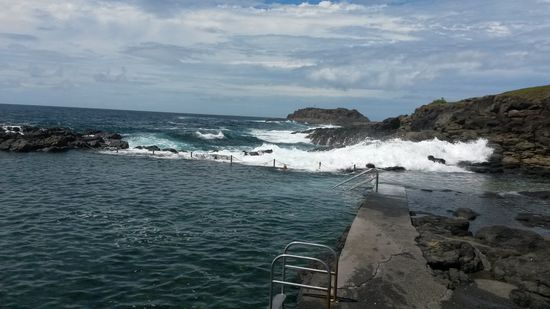 Die größeren Wellen sind sogar über die Wände des Pools gekommen