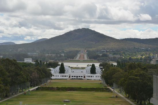 Das ist die Aussicht, wenn man vor dem Parlament steht. Am anderen ende der Schneise liegt das War Memorial. Das weiße Gebäude ist das alte Parlament, welches jetzt das Demokratie Museum beheimatet.