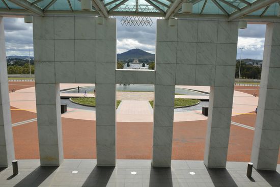 Die Aussicht aus dem ersten Stock des Parlamentes. Wenn man durch das obere Fenster in der Fassade schaut, sieht man wieder die Verbindung zum War Memorial.