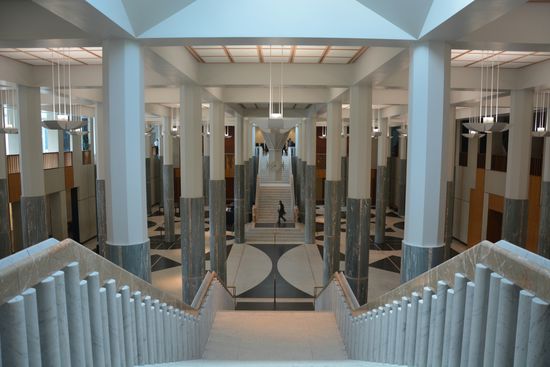 Die Eingangshalle (Eingang ist im Erdgeschoss auf der linken Seite)