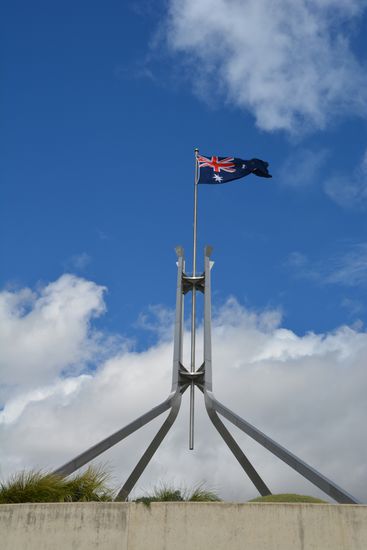 Auf dem Dach steht ein großer Fahnenmast
