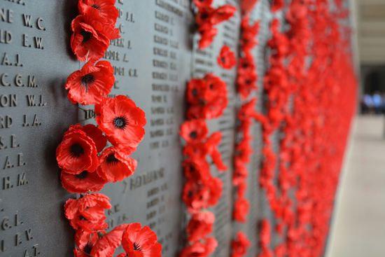 Die Wände sind voll mit Gedenktafeln und künstlichen Mohnblumen