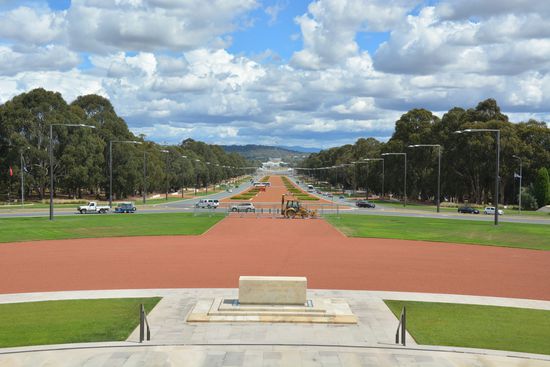 Die Sicht über die ANZAC Parade vom War Memorial aus (am anderen Ende kann man die Fahne vom Parlament sehen)