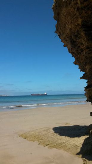 Ein Frachter fährt auf "The Rip" zu