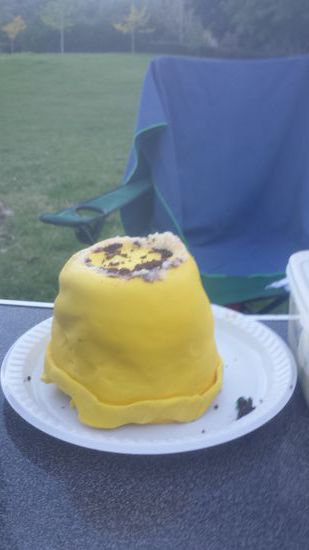 Reste von einem Geburtstagskuchen, den wir auf dem letzten Stellplatz geschenkt bekommen hatten 