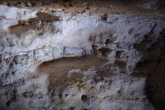 Weißer, eher wertloser Opal in der Mine.