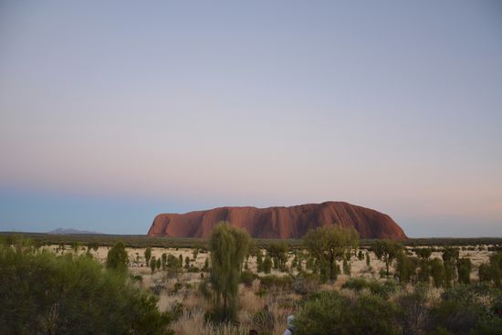 Blick von der Sunrise Platform auf Uluru und links die Kata Tjuta