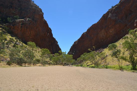 Blick vom Flussbett auf die Simpsons Gap