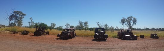 Alte Autowracks bei einem Roadhouse