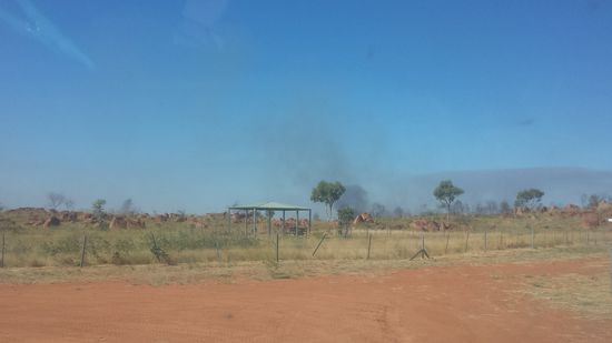 Das ist der Campingplatz bei den Pebbles und dahinter der Buschbrand