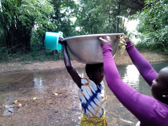 Wasser holen am Fluss.