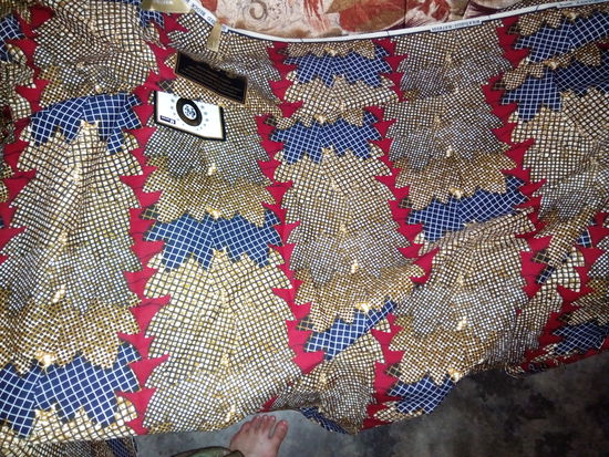 Auf den Märkten hier bekommt man günstig wunderschöne Stoffe wie diesen hier. 