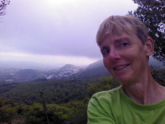Blick von unserem Hausberg auf Mijas im Nebel.