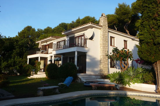 Das ist meine Unterkunft, die "VILLA LOS GRILLOS".
Während meines Aufenthalts übernachteten hier Leute aus Angola, Marokko, Niederlande, Belgien, Polen, Spanien,... Also genügend Gelegenheit zu Konversationen. (Leider meist englisch.)