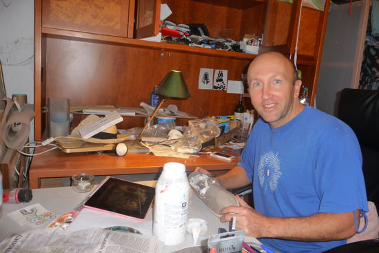 Andrew (mein Gastgeber) stammt aus Gibraltar, ist Künstler, Surfer, praktizierender Christ,... und hat tausend Ideen wie er sein Haus und das weitläufige Grundstück verändern könnte. Dabei soll es nichts kosten und meine Improvisationsfähigkeiten werden sehr geschätzt.