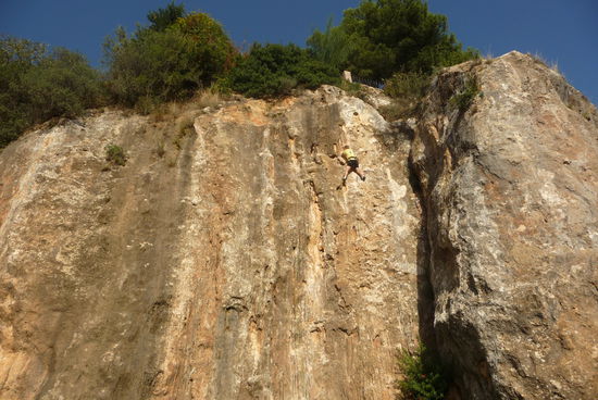 Die freie Zeit nutzte ich zum Klettern im stadteigenen Klettergebiet. (Unter dem Aussichtspunkt Mirador del Compás.) Es gibt ca. 100 Routen.
http://www.mountain-adventure.de/klettern/klettern-in-spanien/klettergebiet-mijas/
