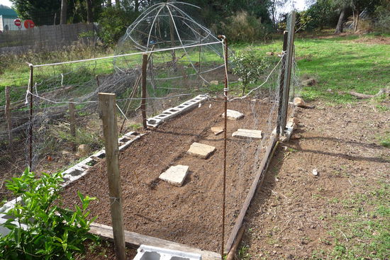 Nun ist der "Garten" den sich Andrew sehnlichst gewünscht hat fertig. Aus Zaun- und Drahtresten bastelte ich einen Hühnerschutz und die mitgebrachten Samen sind in der Erde.