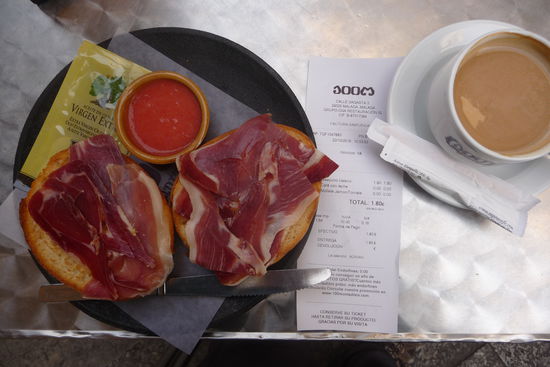 Frühstück im "100 montaditos".  Wie abgebildet 1,80€ und sehr lecker.