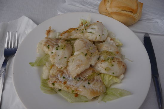 Mittagessen am Strand von Rincón de la Victoria, da fuhr ich mit einem geliehenen Mountainbike hin. Der Fisch heißt übrigens ROSADA, auf deutsch KINGKLIP und ist sehr zu empfehlen.