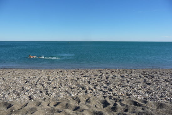 Ein letztes Bad am menschenleeren Strand.