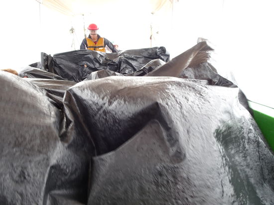 Zwischendurch ein Regenguss, da werden Planen ausgeteilt und alle 24 Leute kriechen darunter