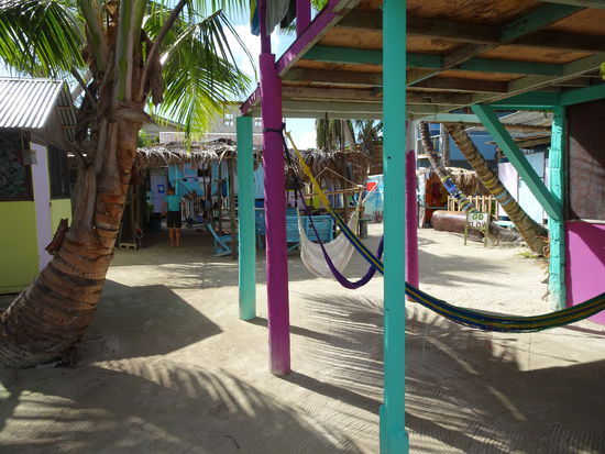 Im Hostel, überall "go slow" Schilder