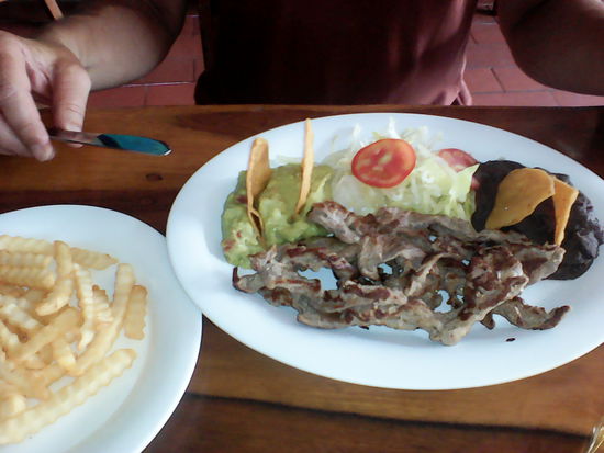 Das Herumkurven in der Stadt macht ebenfalls hungrig. Seit Wochen zum ersten Mal ein Essen ohne Reis.
