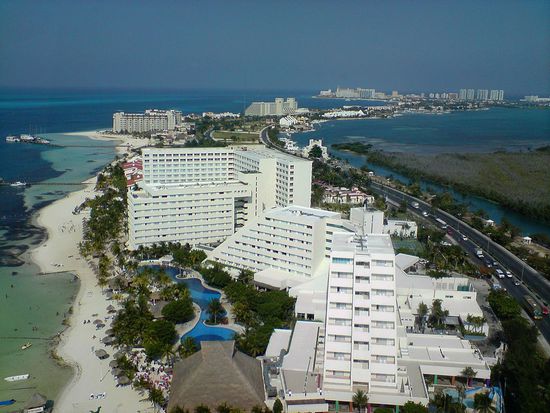 Lagune und Strand von Cancun, Bild von Wikipedia: für uns der Urlaubsalbtraum
Schade um die schöne Landschaft.