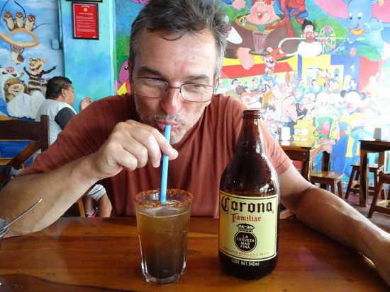 Wir hatten eigentlich nur ein großes Bier mit zwei Gläsern bestellt...
Bekamen eine Michelada (eine Mischung, die zu einer Hälfte aus einem hellen oder dunklen Bier, und zur anderen Hälfte aus einem Mix aus Salz, Limettensaft und Tabasco besteht)
Na ja, die andere Hälfte haben wir pur getrunken.