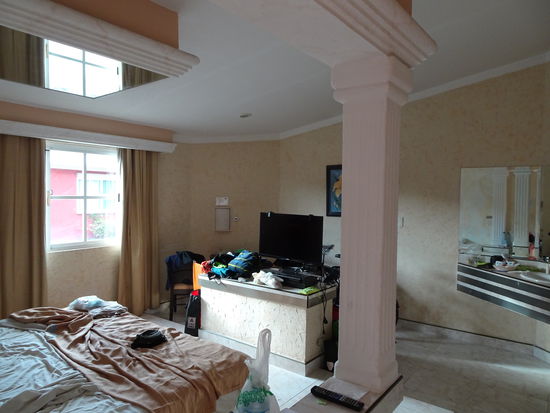 geräumige Zimmer, mit ausreichend Spiegeln