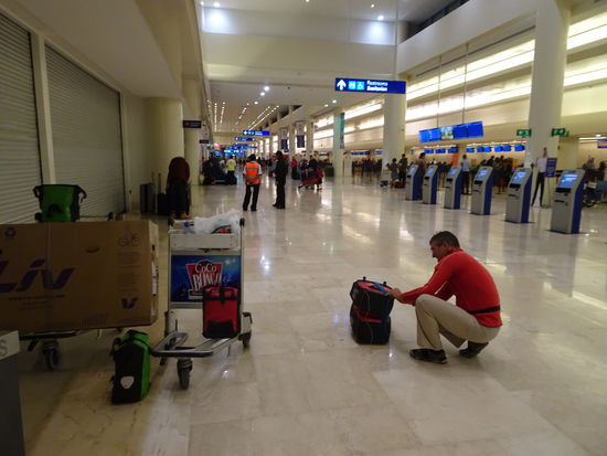 So viel Gepäck ist es ja nun nicht mehr... 
Thomas kam in den letzten fünf Wochen mit 2 Shirts, einer langen und einer kurzen Hose und meinem Pulli durchaus zurecht. Mehr braucht man eigentlich nicht. Nur muss er morgen in Sandalen nach Hause fliegen.
