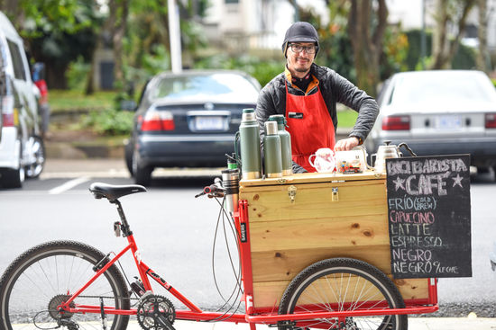 Mariano betreibt eine Fahrradwerkstatt, in der er auch schläft und verkauft Kaffee. Mit einem Lastenrad transportiert er Wasser, Gasflasche, Kocher, Milch und mahlt und brüht regionalen Fairtradekaffee vor Ort. Nach einem Fernsehbericht ist er eine örtliche "Berühmtheit" und die Kunden lassen sich mit ihm fotografieren.