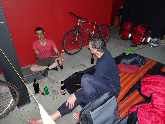 (Für alle Blogleser denen wir noch nichts vom Warmshower Netzwerk vorgeschwärmt haben: Radfahrer der ganzen Welt stellen ihre Wohnung, eine Sofaecke oder einen Platz zum Zelten kostenlos anderen Radreisenden zur Verfügung. Wir hatten dieses Jahr an ca. 10 Abenden Gäste in unserem Haus und werden das Netzwerk auch in Lateinamerika nutzen.)