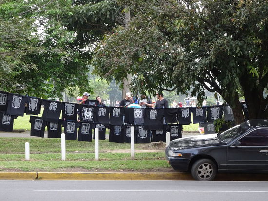 Auf unserem Weg sehen wir Tausende Musikbegeisterte mit schwarzen T- Shirts zum Gun's &amp; Roses Konzert ziehen. Die Kultband spielt heute Abend hier in San José zumersten Mal wieder seit Ende der Neunziger Jahre. Wer noch kein Schwarz trägt kann sich vor dem Stadion "einkleiden".