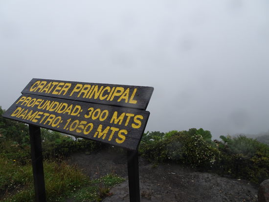 Den Ausflug zum Vulkan kann man kurz mit "Außer Spesen nichts gewesen" beschreiben. Je höher wir kommen um so schlechter wird das Wetter. Am Vulkan ist die Sicht unter 100m. Wir warten mit allen anderen Besuchern 2 Stunden auf den Bus und fahren wieder zurück.