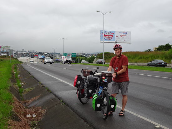 "Es befinden sich Radfahrer auf der Autobahn"
Natürlich, auch Fußgänger, denn es gibt schließlich Bushaltestellen.