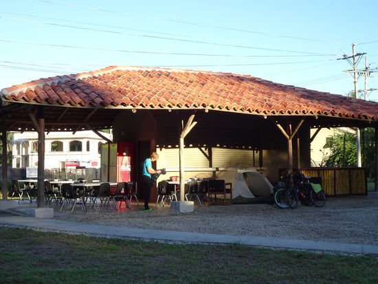 Wegen der Wärme und der Mücken bauen wir nur das Innenzelt auf