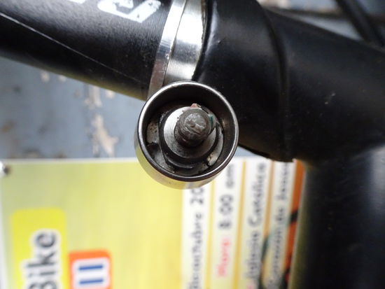 Der Schraubenkopf ist völlig asymetrisch.