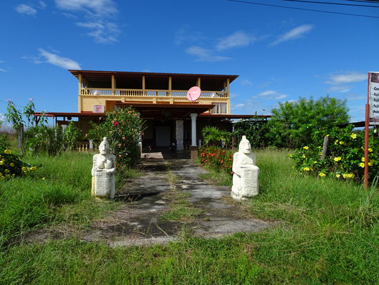 Der "Ort des Geschehens". Eigentlich ein schöner Zeltplatz.
Das Bild nahmen wir auf, als wir später nachschauten ob der Dieb vielleicht etwas weggeworfen hat (Pass, Führerschein) was ihm nichts nützt.