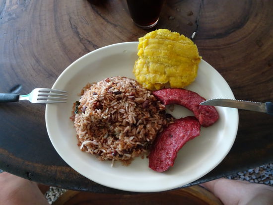 Typisches Essen: Reis mit Bohnen, gebratene Bananen, Wurst oder Fleisch