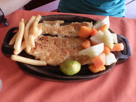 Nach dem Stress  des Grenzübertritts leisten wir ins erstmal ein leckeres Essen : gebratenen Fisch mit Chayote und Möhren
