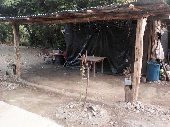 So oder ähnlich  sind die meisten Häuser  im Norden Nicaraguas (aber alle haben wenigstens  ein bisschen  Weihnachtsschmuck)