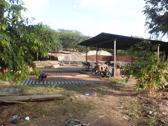 Traditionelles Handwerk am Straßenrand, in diesem Dorf gibt es vielleicht 8 Ziegelbrenner.