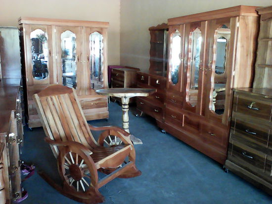 Im nächsten dagegen nur Tischler. Wir sprechen mit dem Besitzer: Der Schrank rechts wird für 300$, der Schaukelstuhl für 80$ verkauft. Angesichts der Lebensmittelpreise, die oft höher als in Deutschland sind....