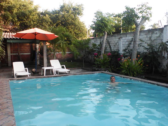 Thomas spült  den Staub des Tages ab.