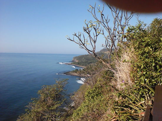 Die Straße  schlängelt  sich an der Küste  entlang, leider mit viel auf und ab.