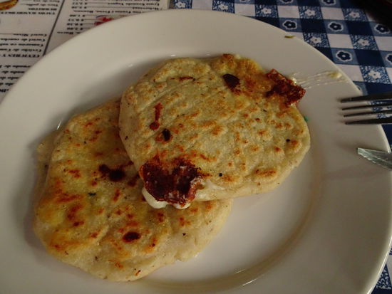 Nationalgericht in El Salvador: Pupusas, das sind Tortillas mit verschiedenen Füllungen, dazu gibt´s Krautsalat.